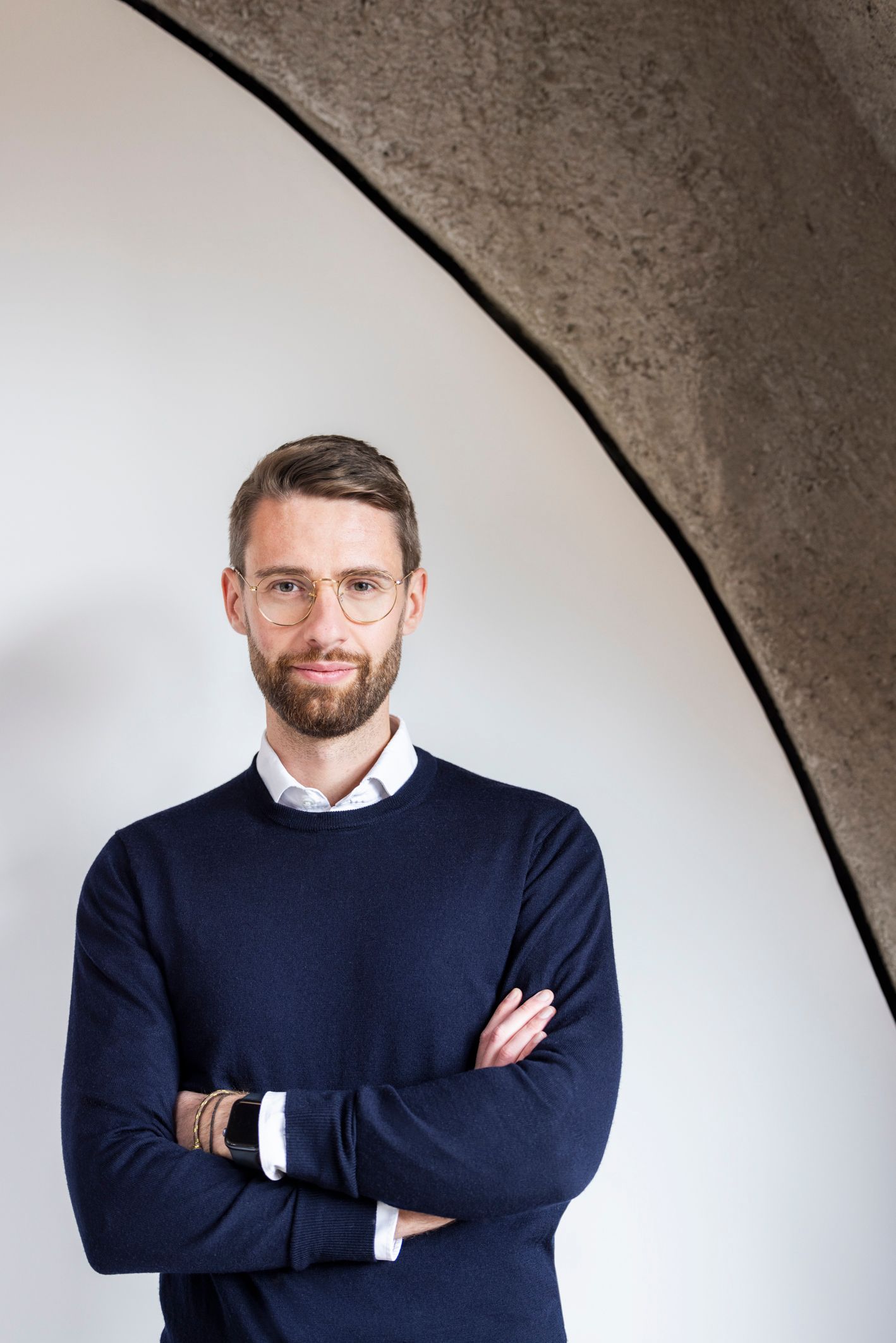 Nilas Möllenkamp, Portrait unter einem Betonbogen