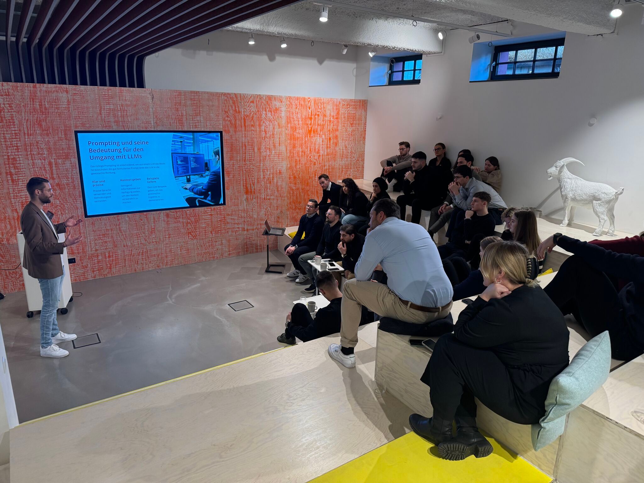 Nilas Möllenkamp zeigt in einem KI-Workshop Prompting am Bildschirm